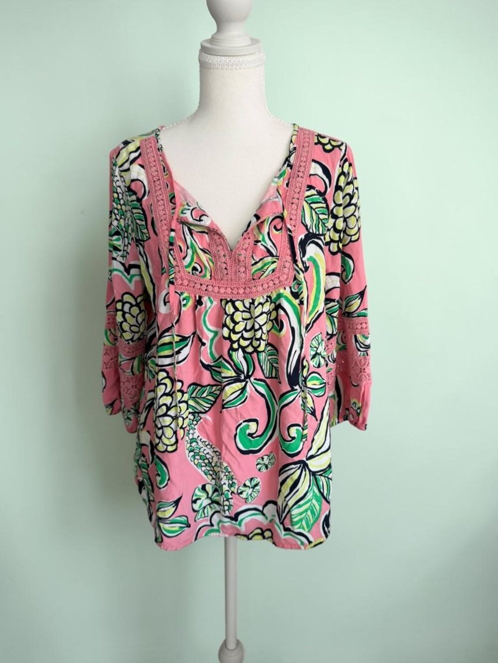 CROWN & IVY Pink Floral Blouse Top Size Small